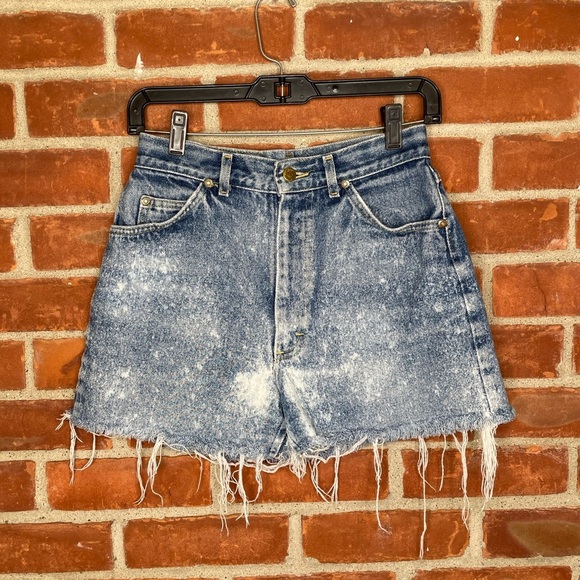 Vintage 90's Lee high waisted denim shorts - Picture 2 of 8